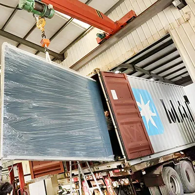 같은 날 두 개의 폼 기계가 컨테이너에 적재되었습니다.